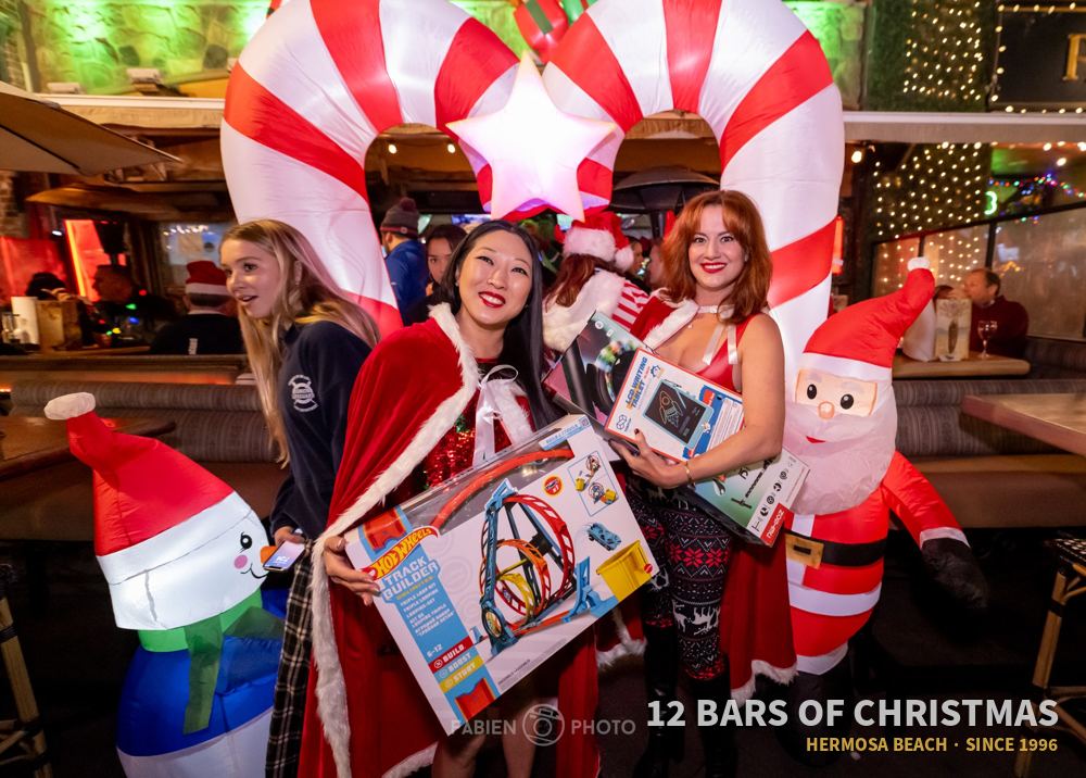 12 Bars of Christmas crawlers in costume, 2023